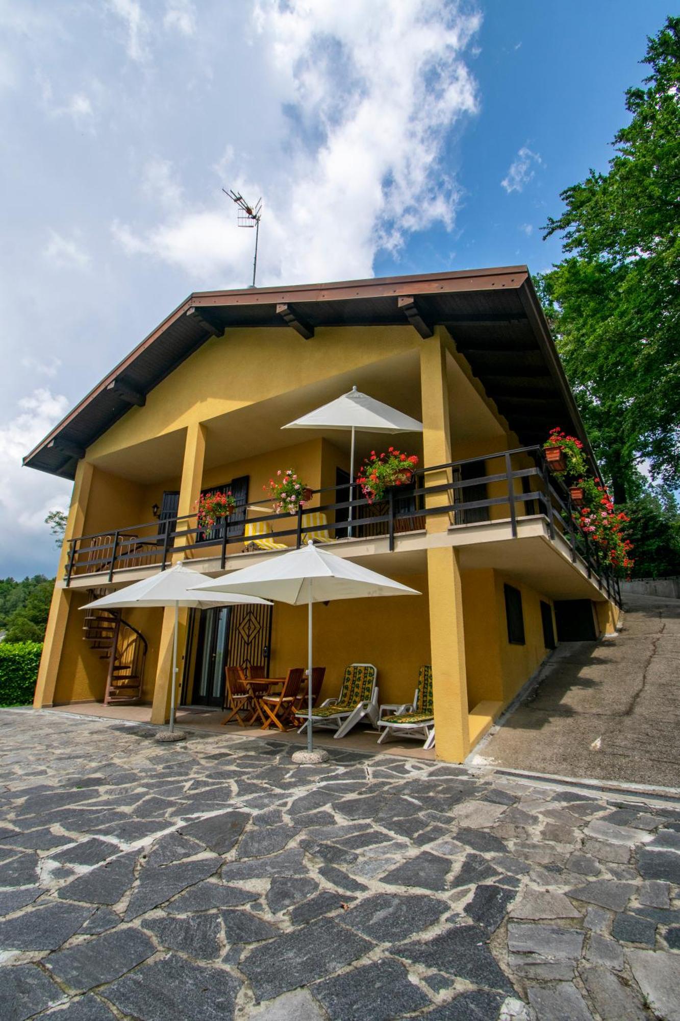 Villa Family Gb - Dimora Fiorita Armeno Esterno foto