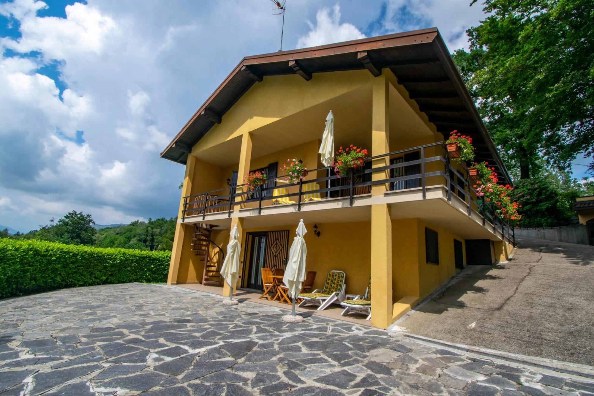 Villa Family Gb - Dimora Fiorita Armeno Esterno foto